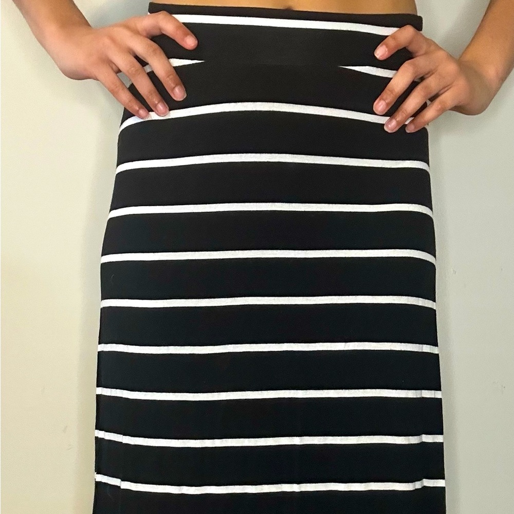 CASUAL BLACK & WHITE SKIRT